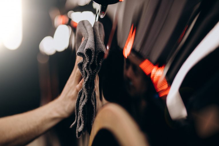 car cleaning, car detailing, drying, drying towel, water blade, blower dryer, garage, tools, car and classic, carandclassic.co.uk, retro car, car mechanic, car restoration, motoring, automotive, chamois, detailing