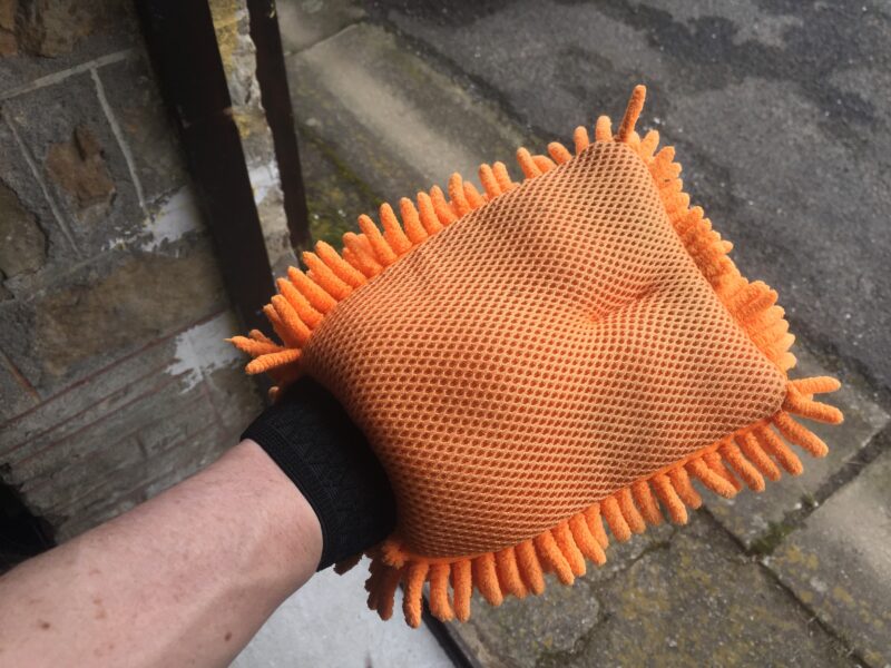Wash mitt, cleaning mitt, Armor All, Armor All 2 in 1 Microfibre Noodle Wash Mitt, garage, tools, car and classic, carandclassic.co.uk, retro car, car mechanic, car restoration, motoring, automotive, tools, detailing, car cleaning