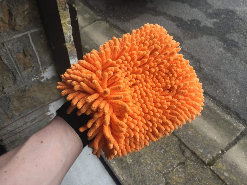 Wash mitt, cleaning mitt, Armor All, Armor All 2 in 1 Microfibre Noodle Wash Mitt, garage, tools, car and classic, carandclassic.co.uk, retro car, car mechanic, car restoration, motoring, automotive, tools, detailing, car cleaning