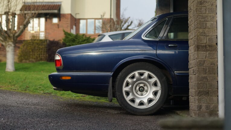tyres, wheels, tyre, tyre compound, classic car tyre, cross ply, radial, classic car, retro car, motoring, automotive, carandclassic.com, car and classic