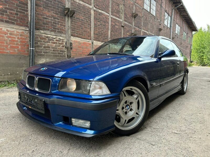BMW E36 M3 in blue